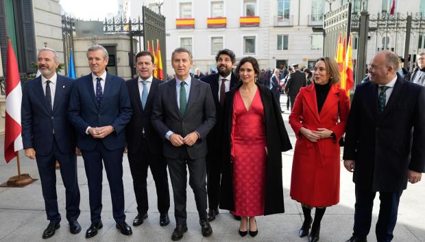 MADRID, 06/12/2024.- Los miembros del Partido Popular (de i a d) Jorge Azcón, Alfonso Rueda, Alfonso Fernández Mañueco, Alberto Núñez-Feijóo, Fernando Miras, Isabel Díaz Ayuso, Cuca Gamarra y Miguel Tellado a su llegada al Congreso de los Diputados con motivo de la celebración del Día de la Constitución, este viernes en Madrid. EFE/ Borja Sanchez-trillo
