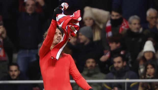 El delantero francés del Atlético de Madrid, Antoine Griezmann, celebra el cuarto gol ante el Sevilla