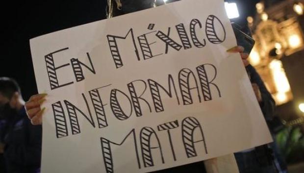 Periodistas de diferentes medios de comunicación mexicanos protestan contra el peligro que implica su profesión en el país