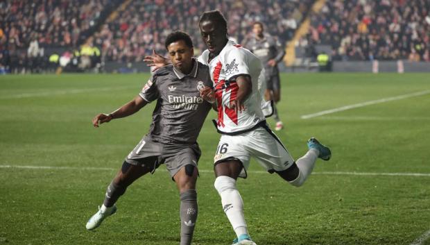 Rodrygo pelea un balón con Mumin