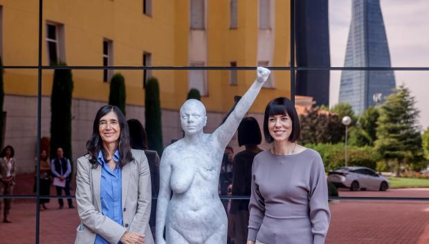 La ministra Diana Morant junto a María Blasco, directora del CNIO