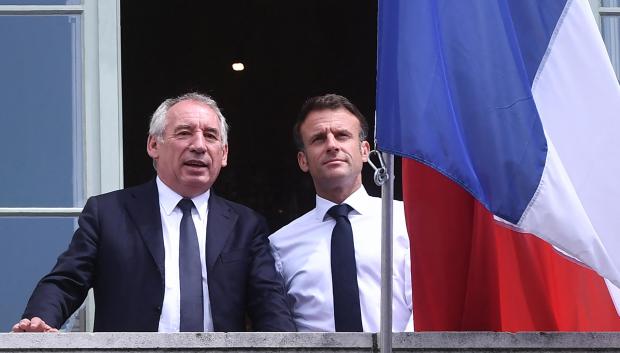 François Bayrou junto a Emmanuel Macron