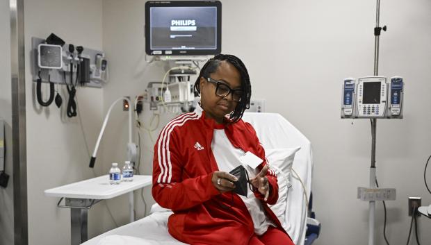 Towana Looney, de 53 años, que recibió un riñón de cerdo modificado genéticamente, se somete a pruebas médicas en Nueva York