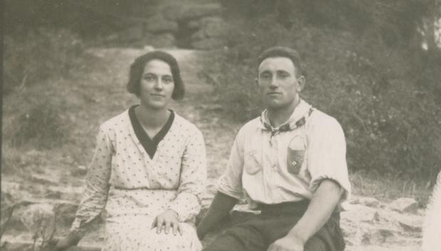 Mateo y Josefina de novios durante las fiestas de Mañeru, en 1933