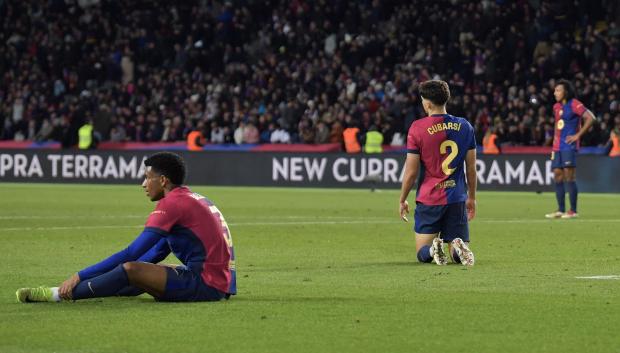 Los jugadores del Barcelona, hundidos tras perder ante el Atlético