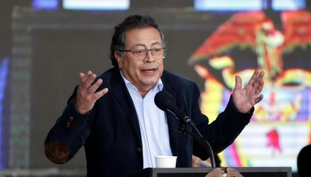 El presidente colombiano, Gustavo Petro, habla durante una concentración de seguidores este jueves en la Plaza Bolívar de Bogotá (Colombia