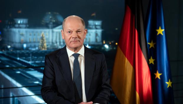 El canciller alemán Olaf Scholz posa para las fotos después de la grabación de su discurso de Año Nuevo en la Cancillería, Berlín