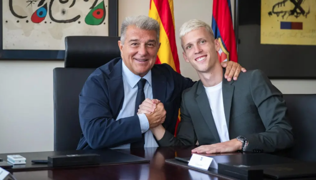 Dani Olmo y Joan Laporta, durante la firma de su contrato el pasado verano