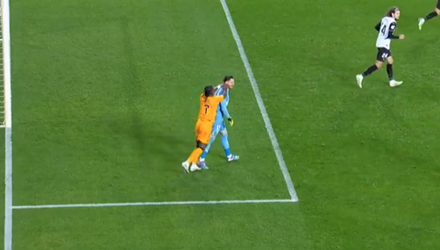 Vinicius reaccionó con un empujón al cuello de Dimitrievski