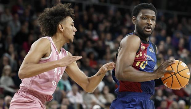 Metu (d), del FC Barcelona, controla la pelota ante Kraag (i), del Joventut de Badalona