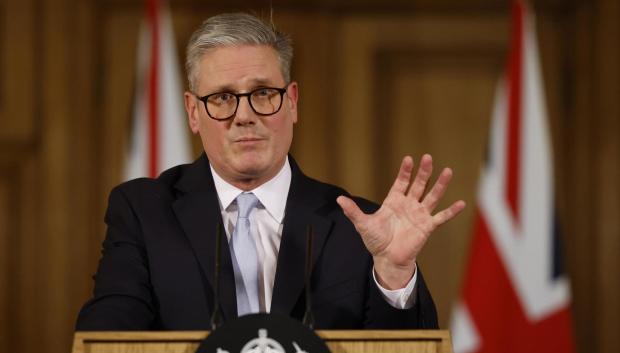 El primer ministro británico, Keir Starmer, ofrece una conferencia de prensa sobre migración en Downing Street en Londres, Reino Unido