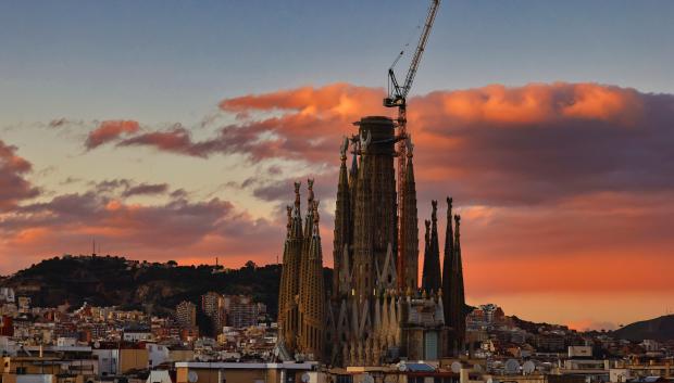 La Sagrada Familia de Barcelona, a la luz del crepúsculo
