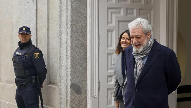 El director de gabinete de la presidenta de la Comunidad de Madrid, Miguel Ángel Rodríguez (d) a su salida este miércoles al Tribunal Supremo