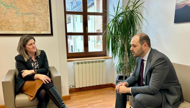 El conseller de Presidencia, Albert Dalmau, y la síndica de Aran, Maria Vergés