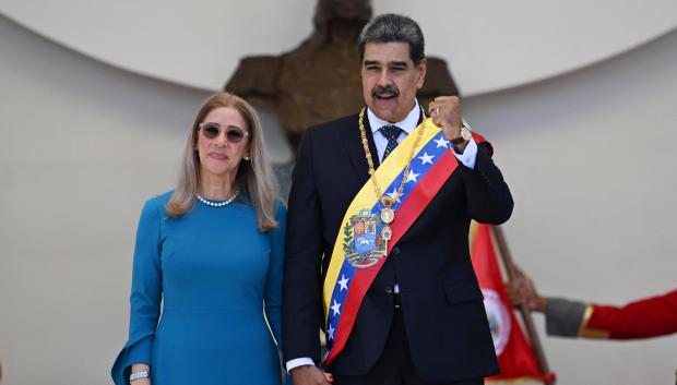 El mandatario de Venezuela, Nicolás Maduro, junto a su esposa Cilia Flores, a la salida de la Asamblea Nacional