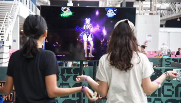 Dos chicas juegan en la pasada edición del Salón del Gaming, en L'Hospitalet
