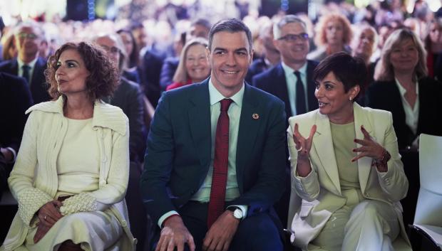 Pedro Sánchez, Isabel Rodríguez y María Jesús Montero en el foro 'Vivienda: quinto pilar del Estado del bienestar'