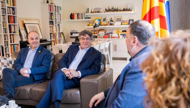 Jordi Turull y Carles Puigdemont, en la reunión con ERC en Waterloo