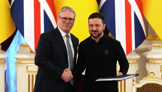 El primer ministro británico, Keir Starmer, junto al presidente ucraniano, Volodimir Zelenski en Kiev