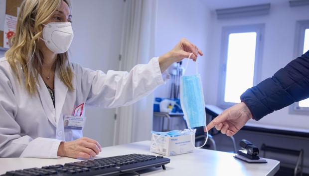 (Foto de ARCHIVO)
Una sanitaria ofrece una mascarilla a un paciente en el centro de salud 'Isla de Oza', a 11 de enero de 2024, en Madrid (España). El ministerio de Sanidad ha implantado desde ayer, 10 de enero, el uso obligatorio de mascarillas en hospitales y centros sanitarios, una vez que se comunique a las comunidades autónomas. El uso obligatorio de la mascarilla es una orden notificada que no tiene que publicarse en el Boletín Oficial del Estado (BOE). Sanidad ha tomado esta decisión después de no haber llegado a un acuerdo con las comunidades autónomas en la reunión del Consejo Interterritorial del Sistema Nacional de Salud (CISNS), que tuvo lugar este pasado lunes, 8 de enero. La mascarilla no es obligatoria en centros sociosanitarios y farmacias.

Jesús Hellín / Europa Press
11 ENERO 2024;MASCARILLAS;HOSPITALES;CENTROS DE SALUD;SANIDAD
11/1/2024