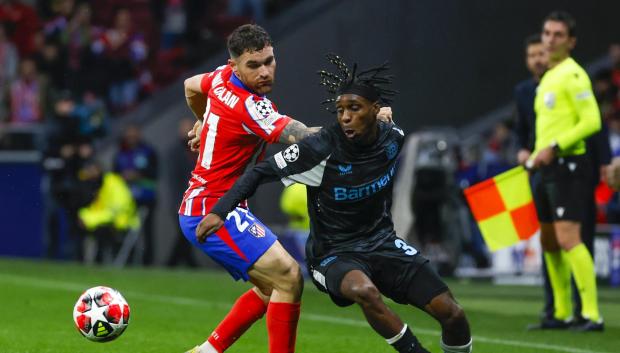 Frimpong intenta irse de Javi Galán