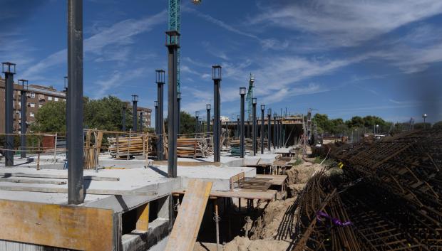 Vista general de las obras de vivienda nueva, a 6 de septiembre de 2024, en Madrid (España). Los precios de la vivienda en España siguen sin echar el freno y los analistas vaticinan que el cambio de política monetaria del Banco Central Europeo los impulsará aún más en los próximos meses. De acuerdo con los últimos datos del Instituto Nacional de Estadística (INE), los importes crecieron un 7,8% en el segundo trimestre de este año con respecto al mismo periodo de 2023, lo que supone el mayor incremento en los últimos dos años. El encarecimiento de la vivienda nueva se disparó un 11,2% entre abril y junio, lo que supone la mayor subida desde el tercer trimestre de 2007, cuando el estallido de la burbuja inmobiliaria sacudió los mercados globales.
Eduardo Parra / Europa Press
06 SEPTIEMBRE 2024;OBRA NUEVA;CONSTRUCCIÓN;CASAS;PISOS;OBRAS;GRÚA;ANDAMIOS;
06/9/2024