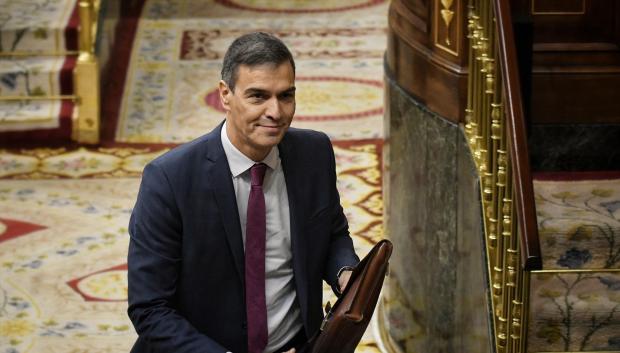 El presidente del Gobierno, Pedro Sánchez, sale de una sesión de control al Gobierno, en el Congreso