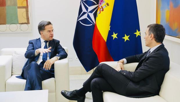El presidente del Gobierno, Pedro Sánchez (d), y el secretario general de la OTAN, Mark Rutte (i), durante su reunión en la Moncloa