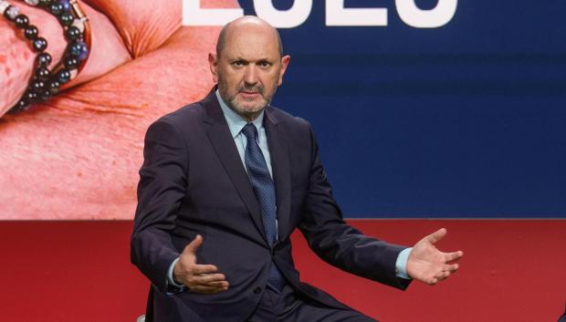 Rafael Louzán, presidente de la RFEF, interviene durante el acto en el que se anunció la renovación de Luis de la Fuente
