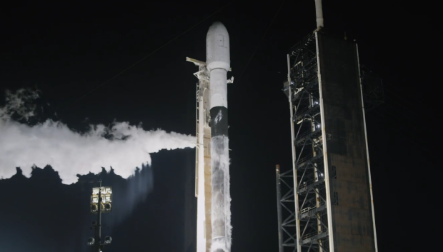 El cohete Falcon 9 de SpaceX durante el lanzamiento del SpainSat NG I