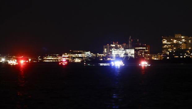 Operaciones de rescate cerca del Aeropuerto Nacional Reagan, como se ve desde Washington, DC,