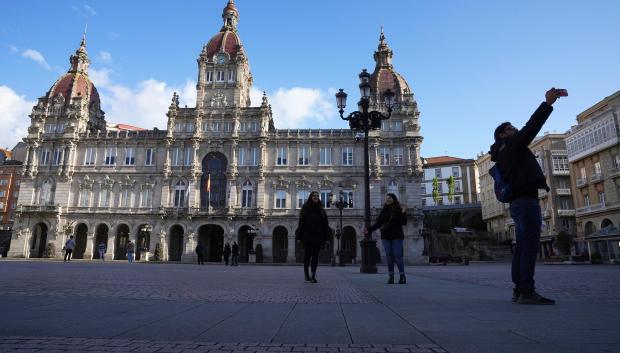 Un hombre se echa un selfie en la plaza de María Pita de La Coruña