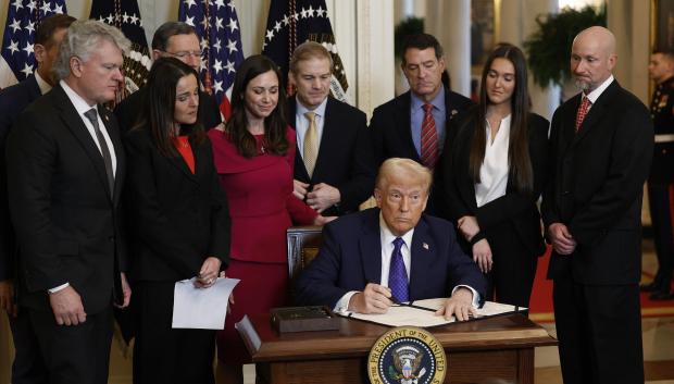 Donald Trump al momento de firmar la ley que permite la deportación de inmigrantes que cometan delitos