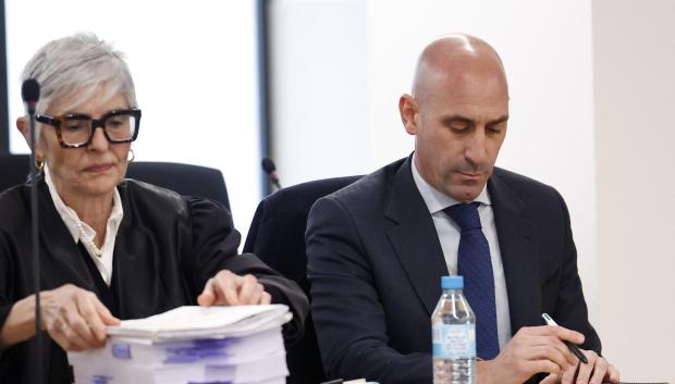 Luis Rubiales con su abogada, Olga Tubau, durante la primera sesión del juicio