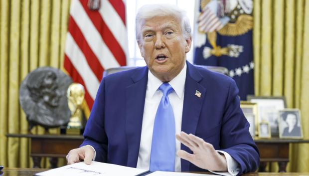 Donald Trump, con una réplica de la Copa del Mundo en el Despacho Oval de la Casa Blanca
