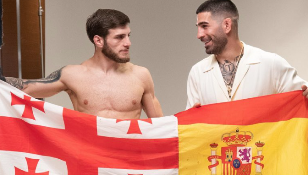 Ilia Topuria y su hermano, Aleksandre, con la bandera de España y Georgia