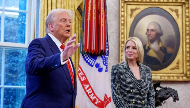 El presidente Donald Trump junto a la nueva fiscal general de EE.UU. Pam Bondi