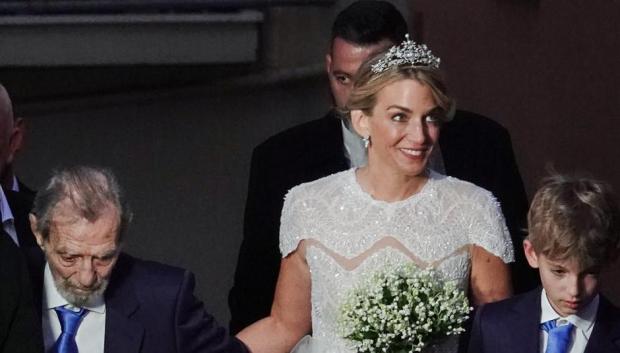 Chrysi Vardinogianni (C), acompañada por su padre Giorgos Vardinogianni (L)