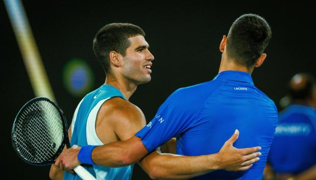 Carlos Alcaraz y Novak Djokovic, en los cuartos de final del Open de Australia 2025