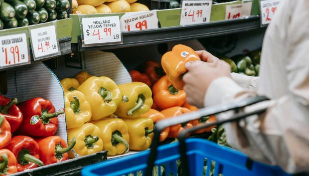 Una persona comprando en un supermercado, en una imagen de archivo