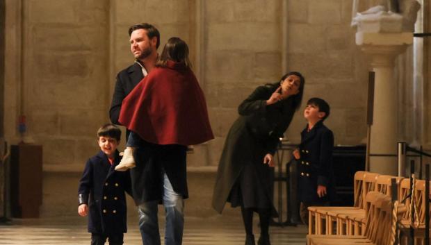 El vicepresidente estadounidense JD Vance (2.a izq.) y su mujer Usha (2.a der.) visitan la catedral de Notre Dame de París con sus hijos