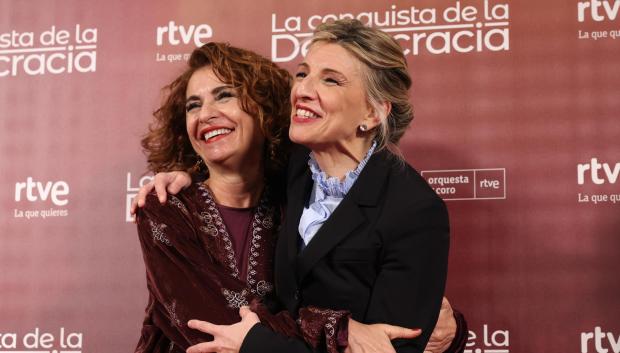MADRID, 17/02/2025.- Las vicepresidentas María Jesús Montero (i) y Yolanda Díaz en la presentación de La conquista de la Democracia, nueva serie documental producida por RTVE y Tevescop, que retrata la transición democrática en España a través de seis miradas de seis directores, este lunes en el Teatro Monumental de Madrid. EFE/ Kiko Huesca