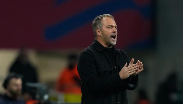 El entrenador del Barcelona, Hansi Flick, durante el partido ante el Rayo Vallecano