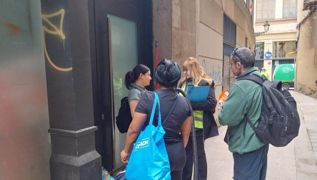 Una de las informadoras del Ayuntamiento, en Ciutat Vella