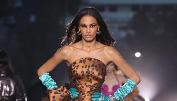 Una modelo desfila con un diseño de la colección de Versace