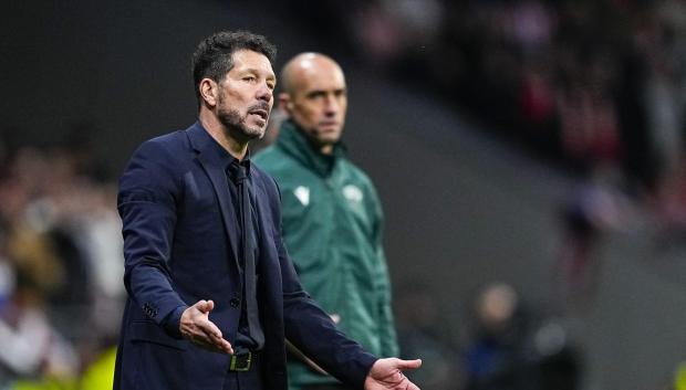 Simeone, con el traje azul que usa en los partidos de Champions League