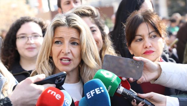 La vicepresidenta segunda y ministra de Trabajo y Economía Social, Yolanda Díaz (i), y la ministra de Juventud e Infancia, Sira Rego (d), atienden a los medios de comunicación durante una manifestación por la educación pública, a 23 de febrero de 2025, en Madrid (España). Una veintena de entidades y asociaciones que abarcan las distintas etapas educativas, desde la enseñanza obligatoria a la FP y la Universidad, marchan bajo el lema ‘Salvemos la educación pública‘ para exigir al Gobierno regional una “educación pública de calidad” y protestar “contra los recortes y la privatización”.
Rafael Bastante / Europa Press
23 FEBRERO 2025;MANIFESTACIÓN;EDUCACIÓN;ENSEÑANZA;PÚBLICA
23/2/2025
