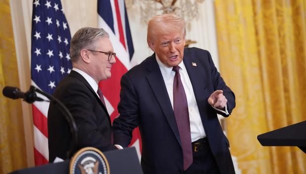El presidente de EE.UU. Donald Trump saluda al primer ministro de Reino Unido Keir Starmer