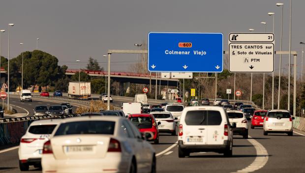 Varios coches circulan por la M-607, conocida como la carretera de Colmenar