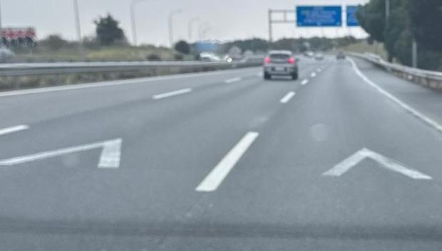 La punta de flecha indica la distancia que hay que guardar con el coche de delante